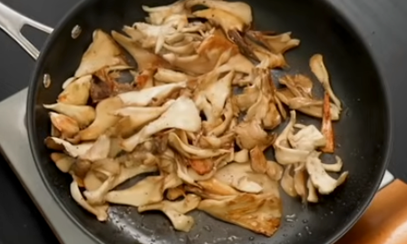 混ぜない勇気でぐっと美味しく。作り置ききのこのオイル炒め