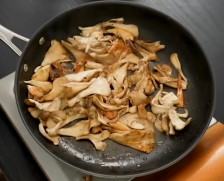 混ぜない勇気でぐっと美味しく。作り置ききのこのオイル炒め